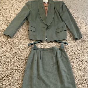 Jacqueline Ferrar Women’s Business skirt and blazer